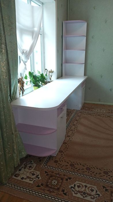 Продам письменный стол с двумя кроватями