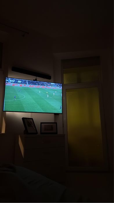 Samsung QLED 4K 50” (125 cm) + Govee Ambilight cu cameră + Suport pentru perete