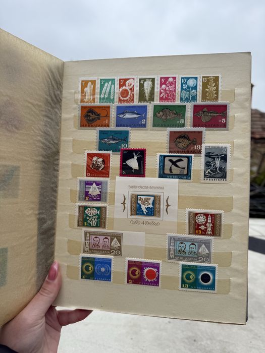 Голям класьор с различни пощенски марки