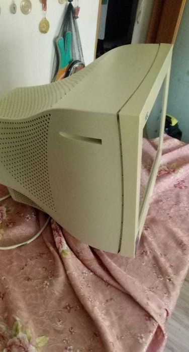 Monitor CRT 17" 7F A0C Germania Gmbh Gaming / Windows 98 - functional