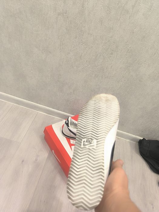 Продам кроссовки почти новые