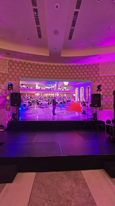 Dj-MC, scena, podium, ecran led, sonorizare, schela de lumini, glob