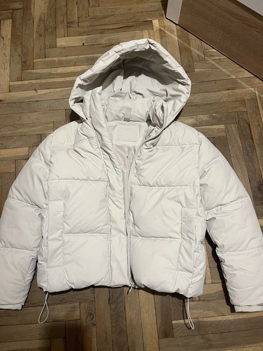 Бяло зимно яке.