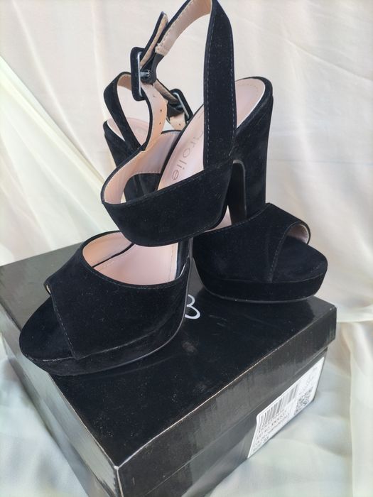 Sandale cu toc din catifea