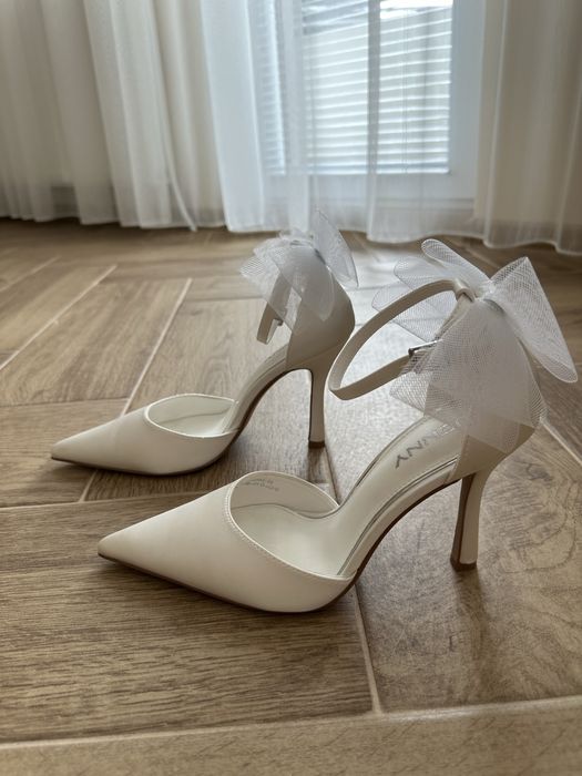 Елегантни бели токчета