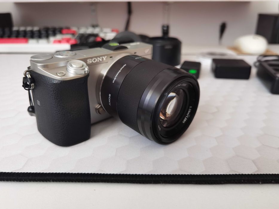 Pachet Complet Sony A6000 + Obiectiv Sony 50mm f/1.8 OSS + Accesorii Multiple (Ideal Portrete / Vlog)
