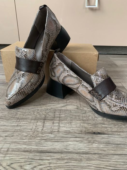 Дамски обувки от естесвен как