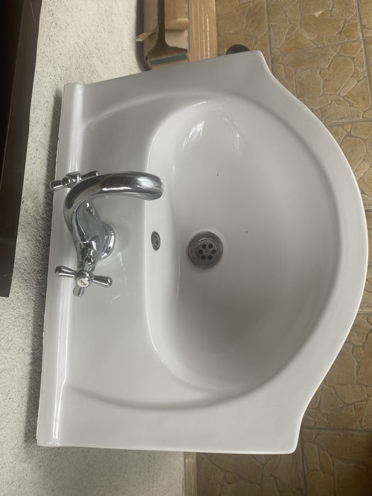 Mobilier baie cu chiuvetă și baterie – stare bună