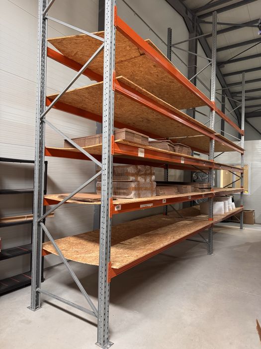 Rafturi metalice industriale ideale pentru depozite sau hale