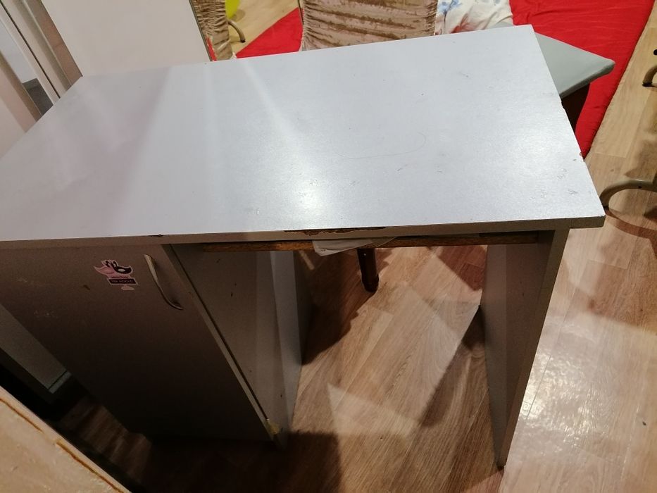 Продам письменный стол и компьютерный столик