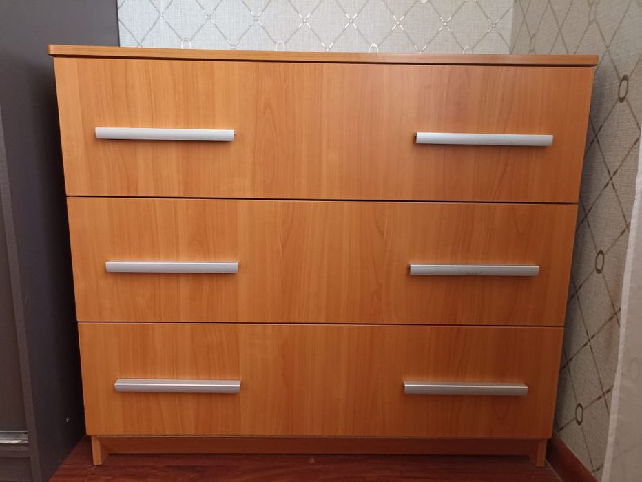 Отличный комод с полками