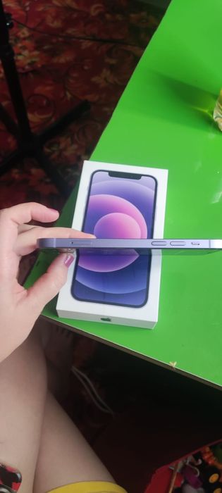Продам оригинальный iPhone 12