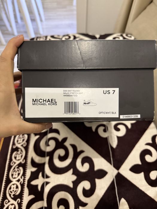 Продам кроссовки Michael Kors новые
