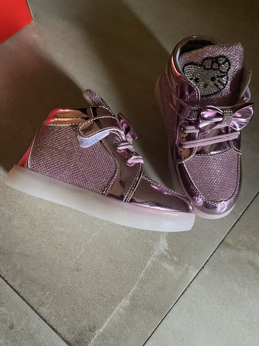 And adidasi noi cu luminite