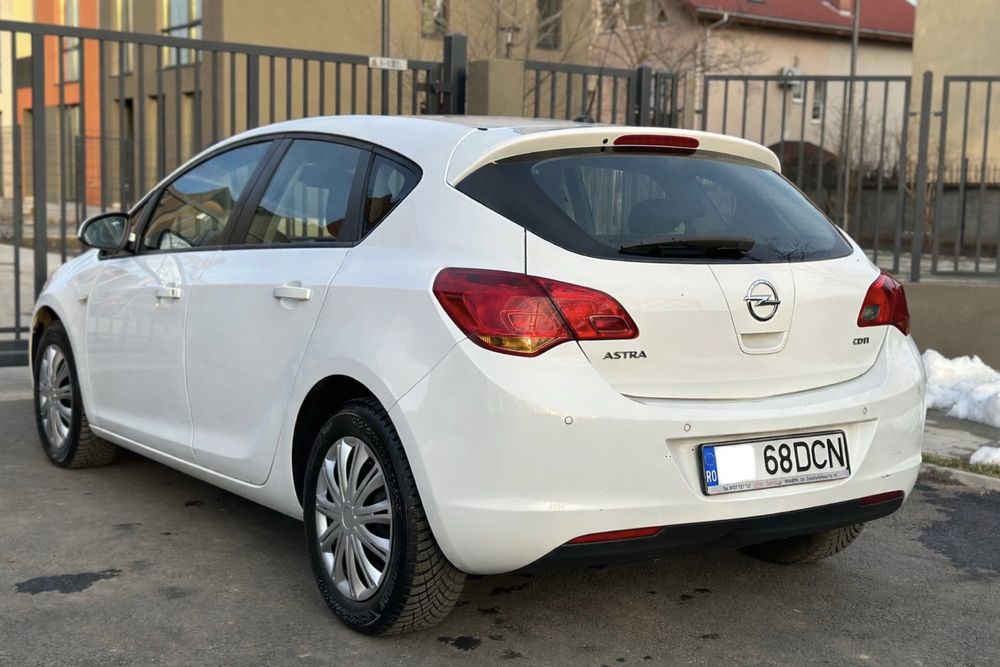 Opel Astra J Hatchback/ 1.7CDTI//6+1Trepte 2010/Euro5/anvelope Noi/ Climatronitc/Foarte intretinut