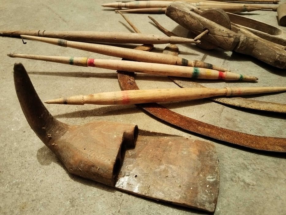 Много стари битови предмети: вретено, ръкойка, сърп, совалка