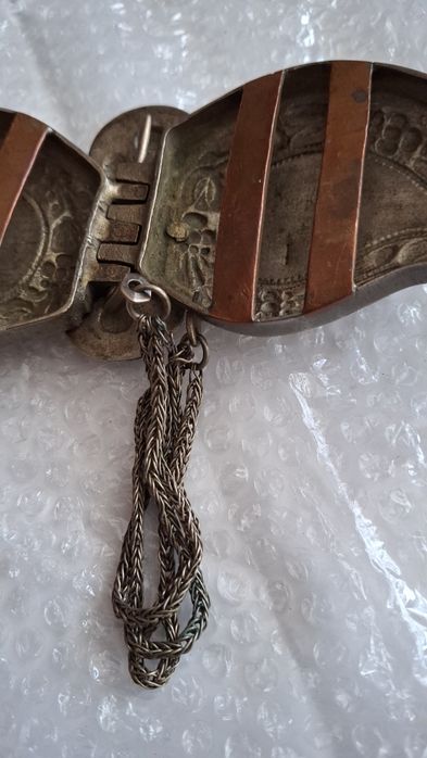 Месингови чанове и часовник