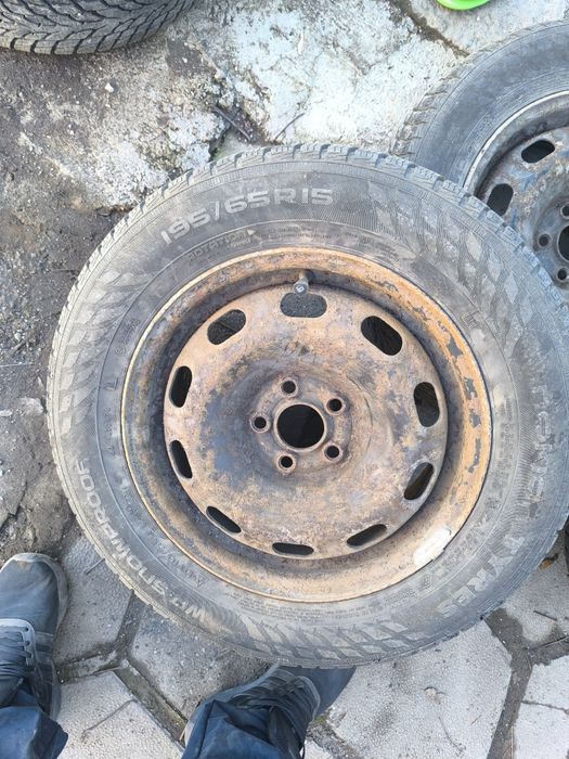 Метални джанти със зимни гуми и тазове