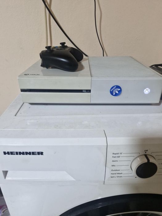 Vand Xbox One + o maneta si 2 jocuri