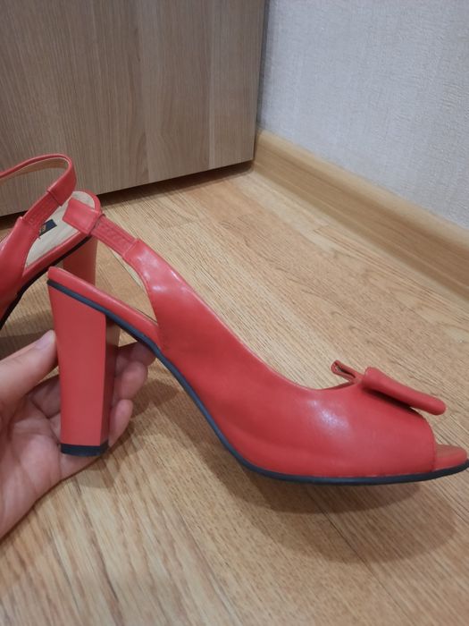 Продам кожаные босоножки