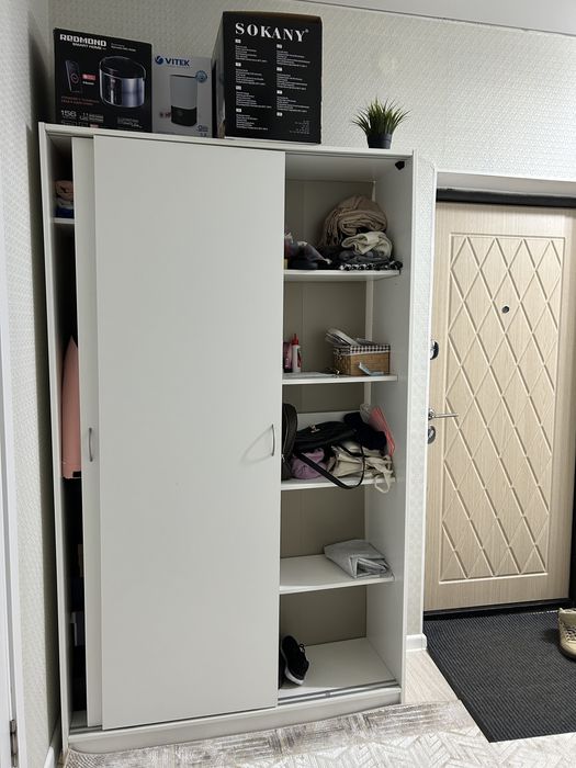 Шкаф в прихожую 10 000