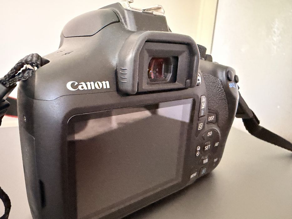 Vând aparat foto Canon 1300D - CA NOU