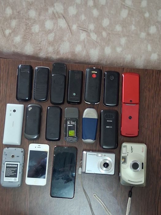 Telefoane de colecție unele funcționale