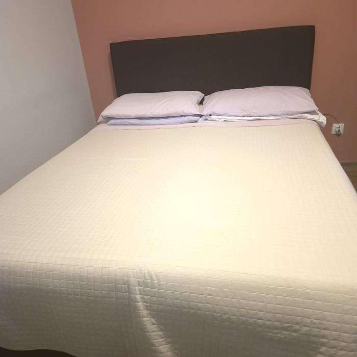 Vând pat matrimonial tapițat,  cu saltea ,somiera-lada de depozitare.