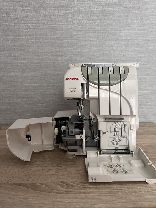 Продается Оверлок Janome