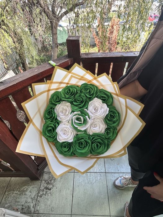 Realizez buchete de trandafiri din satin!