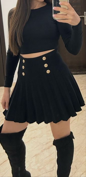 Дамска пола в черен цвят