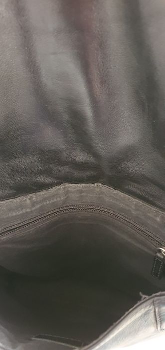 Сумка мужская  италия  есть дефект внутри чехол с дырочкой 1см. сшили.