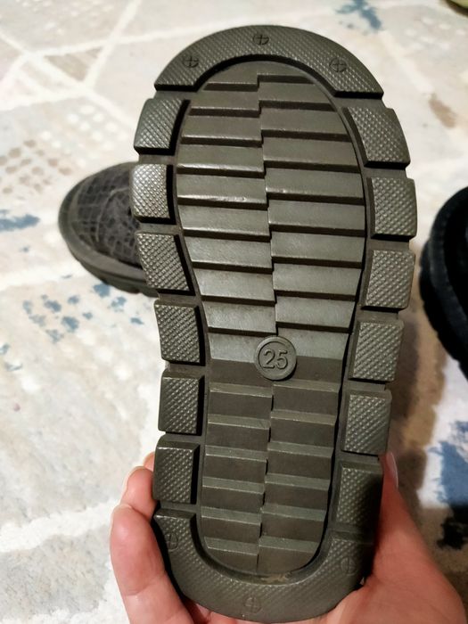 Продам угги в отличном состоянии  2пары