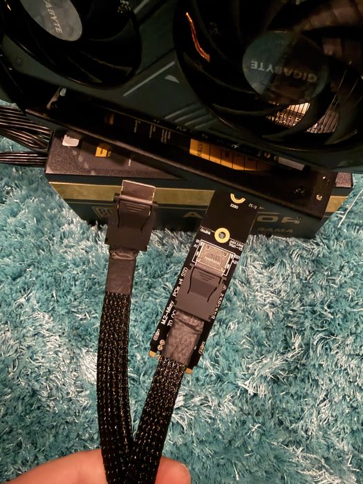 Adaptor extern Oculink pentru placi video externe.