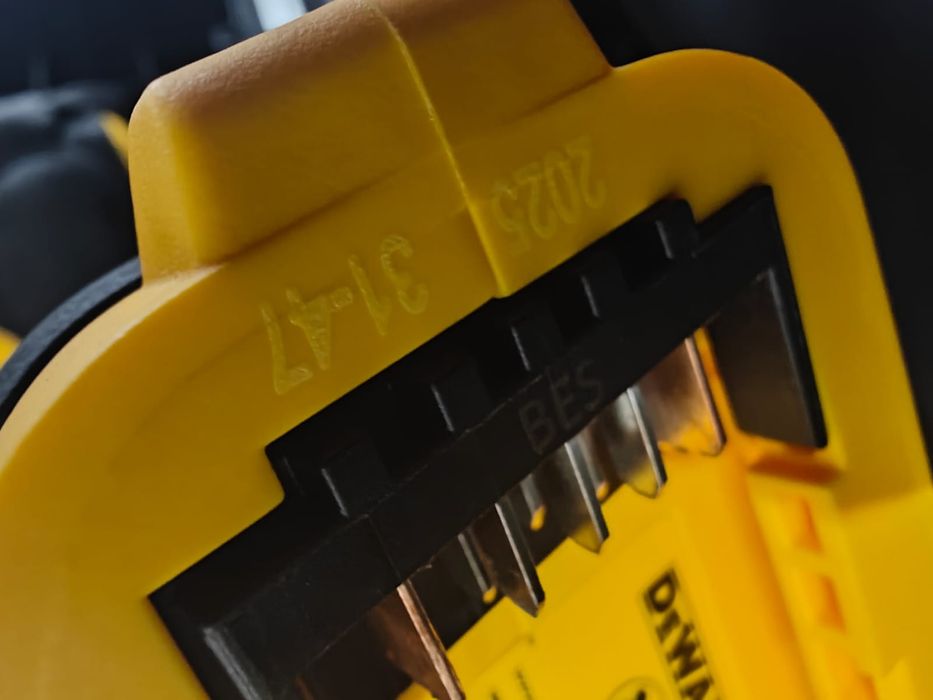 Impact Dewalt DCF891NT 18V fara acumulator si incarcator