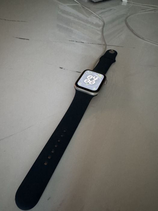 Продам Apple Watch SE 44mm