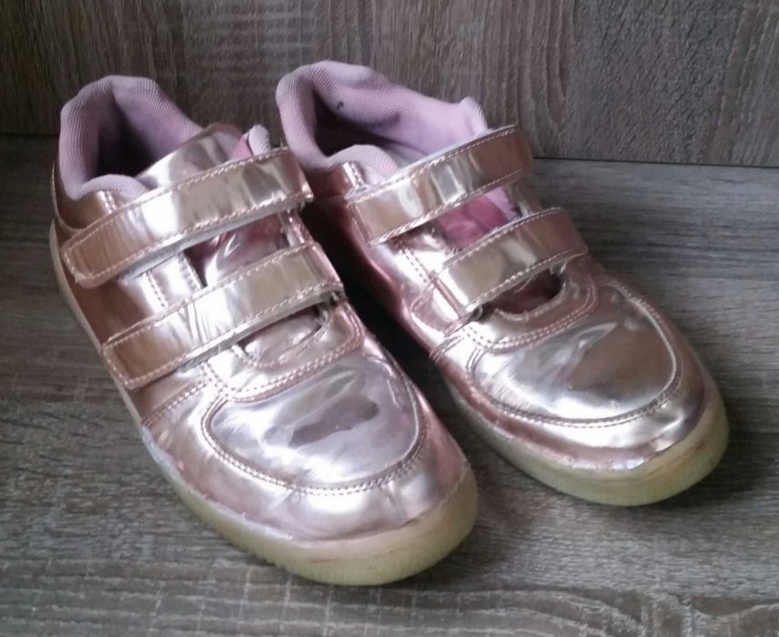 Кроссовки светящиеся  для девочки подростка