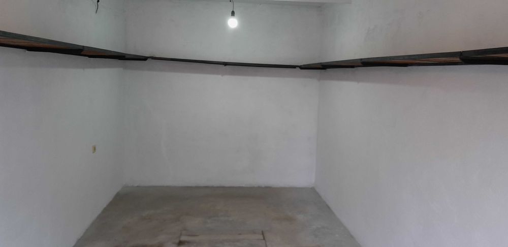 Давам тухлен гараж под наем