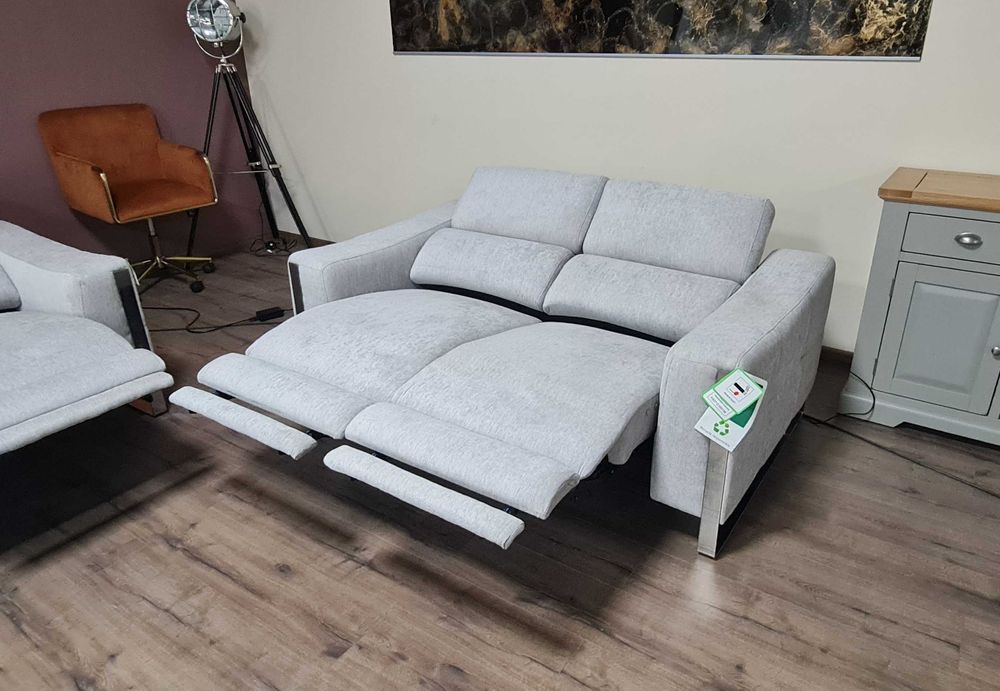 Сив комплект дивани две двойки от плат с електрически релакс механизъм