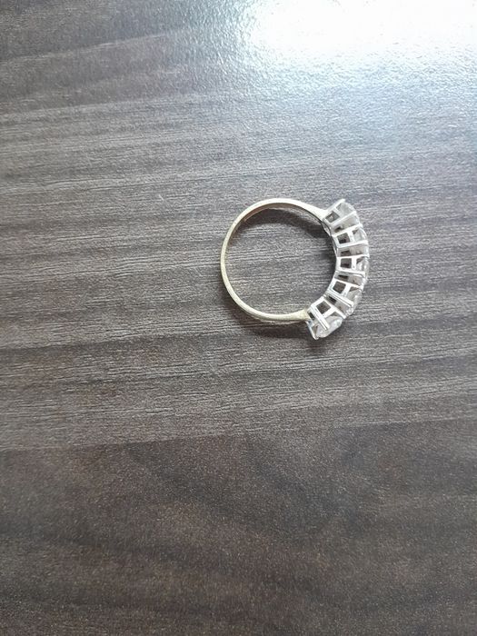 Златен пръстен с 5 камъка