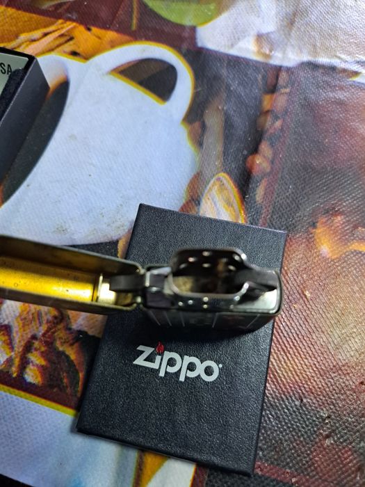 Vând bricheta Zippo