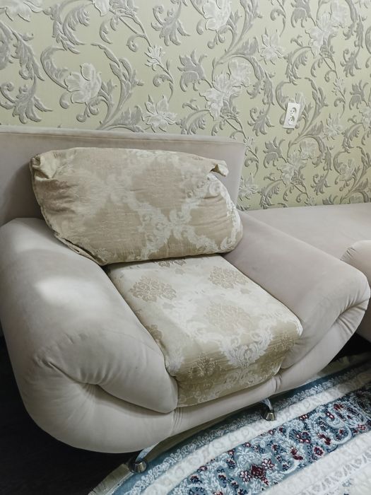 Диван угловой и кресло