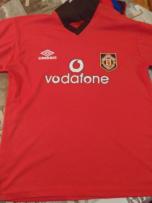 Продавам футболни фанелки 2 бр.