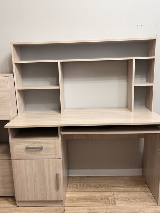 Продам письменный стол с тумбой