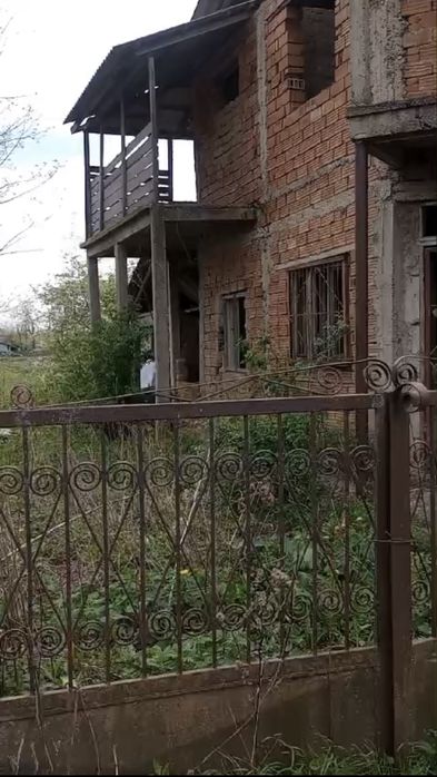 Constructie la rosu +teren 17 ari aproximativ