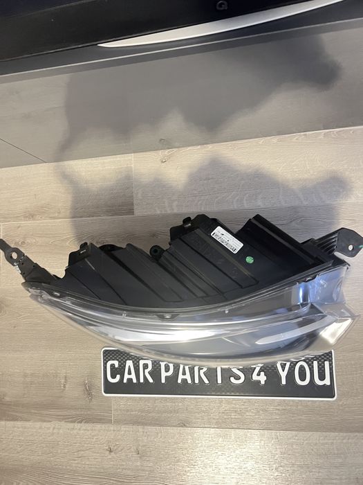 Фар десен Opel Vivaro Zafira Citroen Jumpy Перфектен