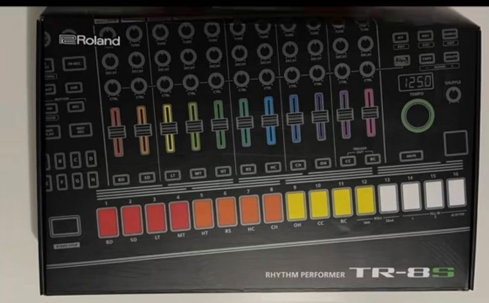 Roland TR-8S Groove Box