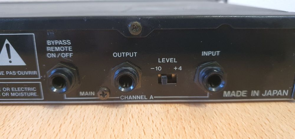 Vând egalizator Roland GE-215