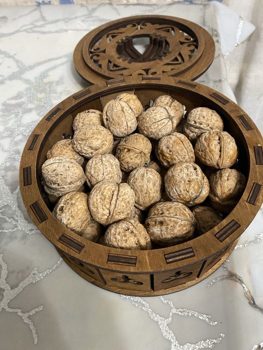 Продам грецкие орехи домашние .