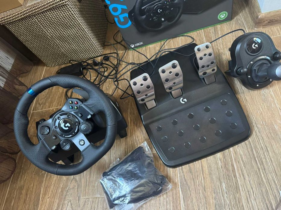Logitech G923 Кормило/Педали + Скоростен лост Driving force Shifter